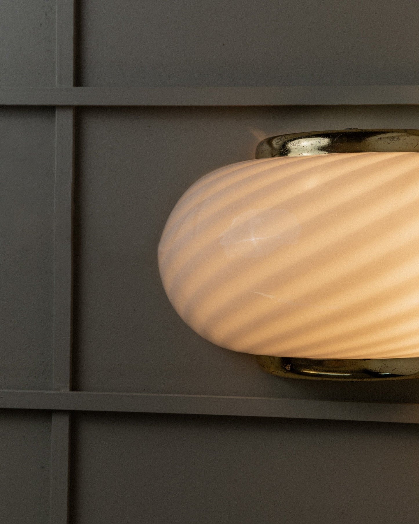 Applique murale vintage en verre de Murano à motif tourbillonnant en laiton blanc Hollywood Regency années 1970