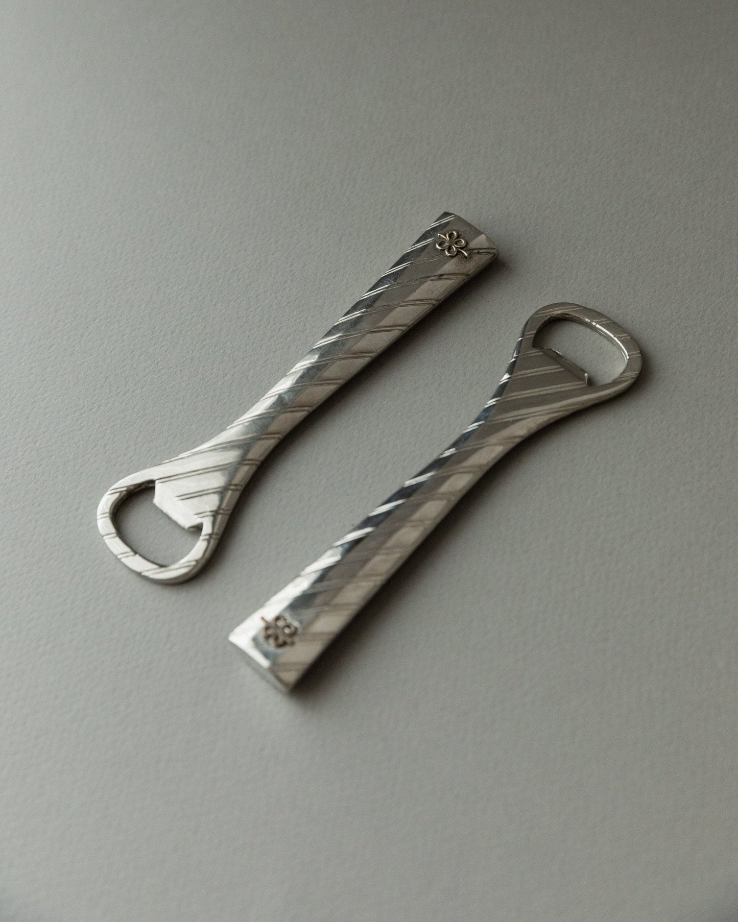 Décapsuleur vintage en métal argenté Italie années 60 en relief rayé lot de 2