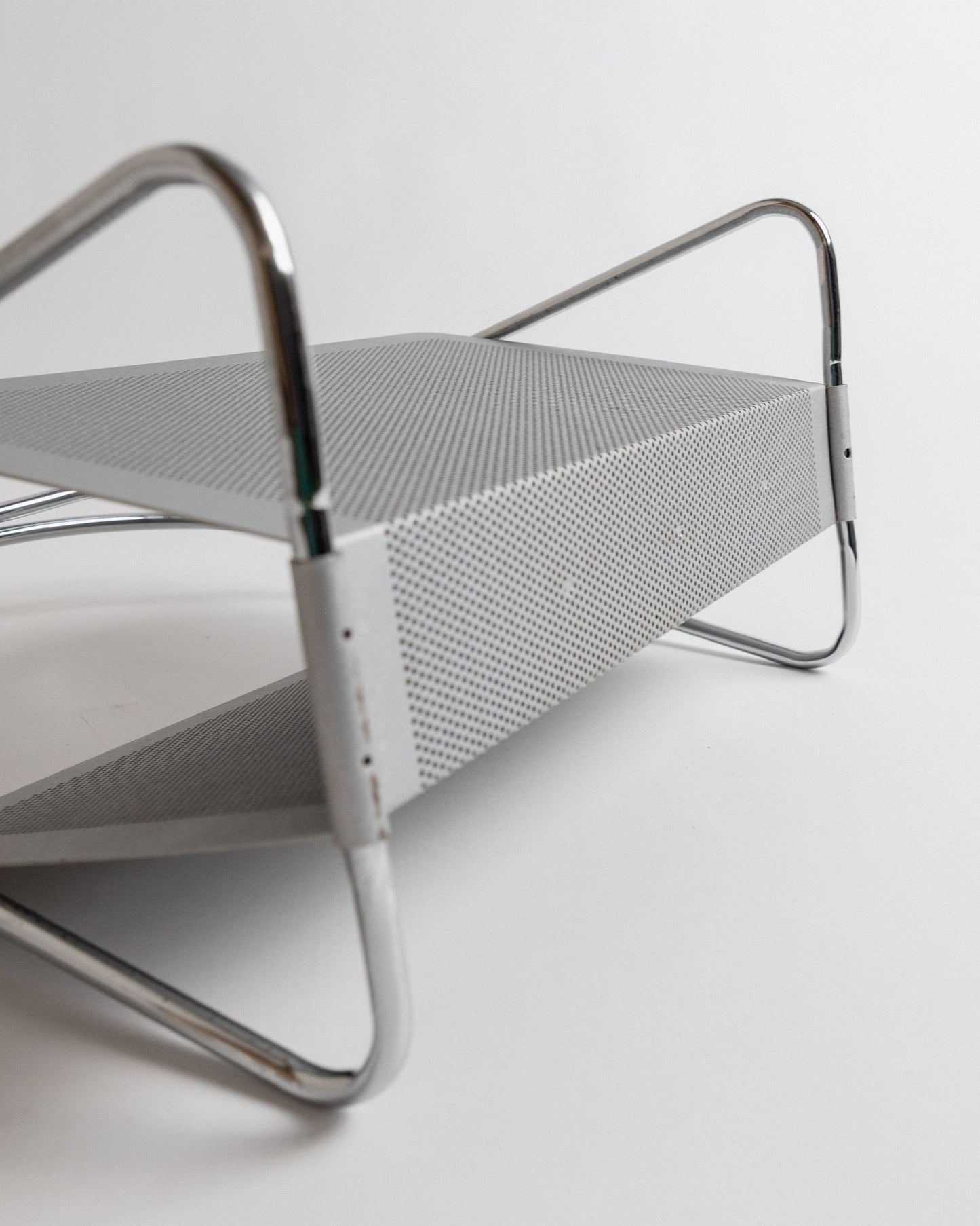 Porte-revues vintage perforé chromé Space Age Design Italie années 70 par Mascagni