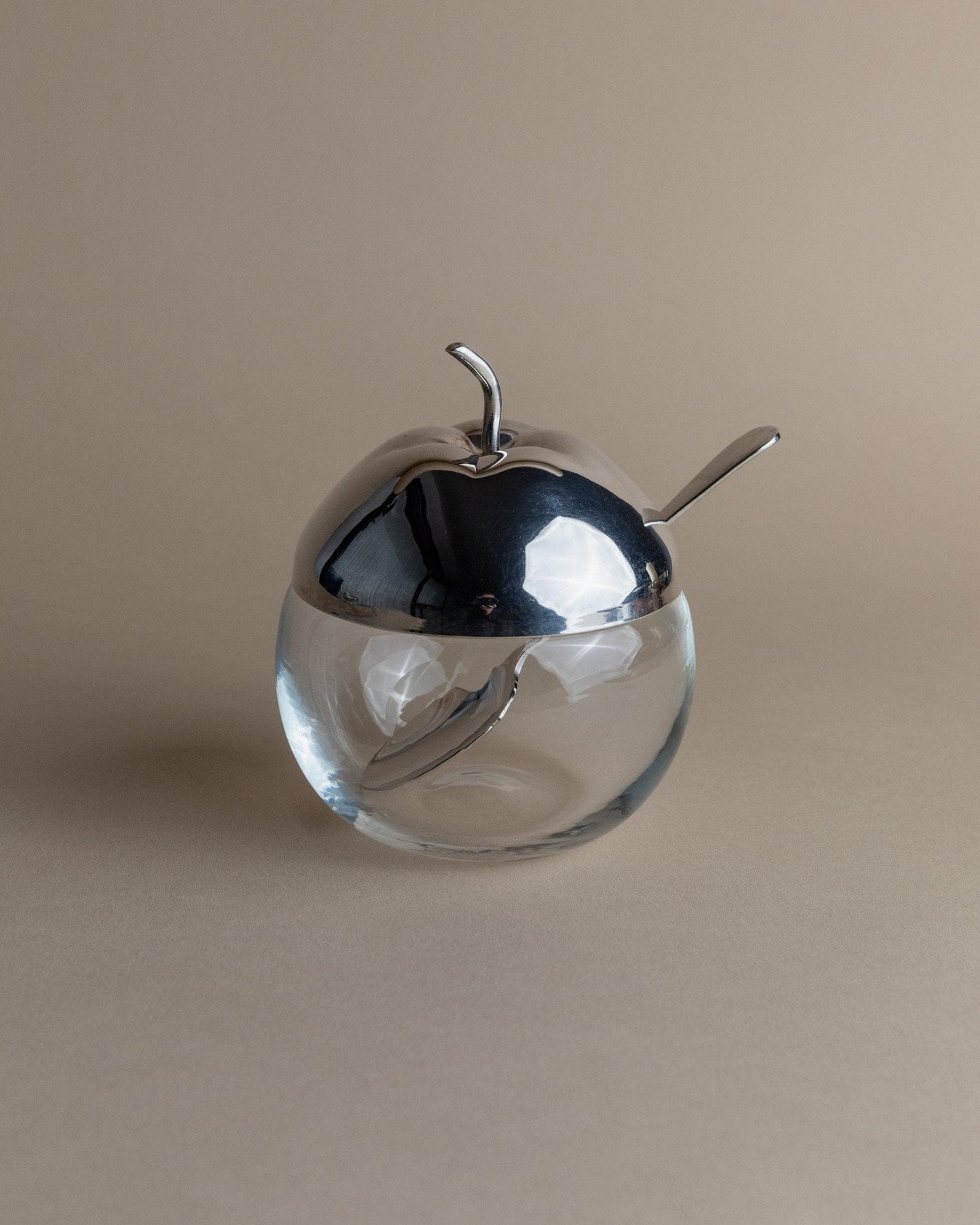 Bocal en verre vintage en forme de pomme plaqué argent avec cuillère Angleterre années 50