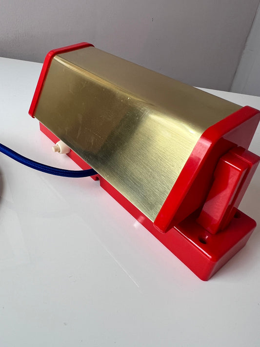 Vintage Wandleuchte rot-gold von Lyfa Dänemark mit verstellbarem Schirm und blauem Kabel