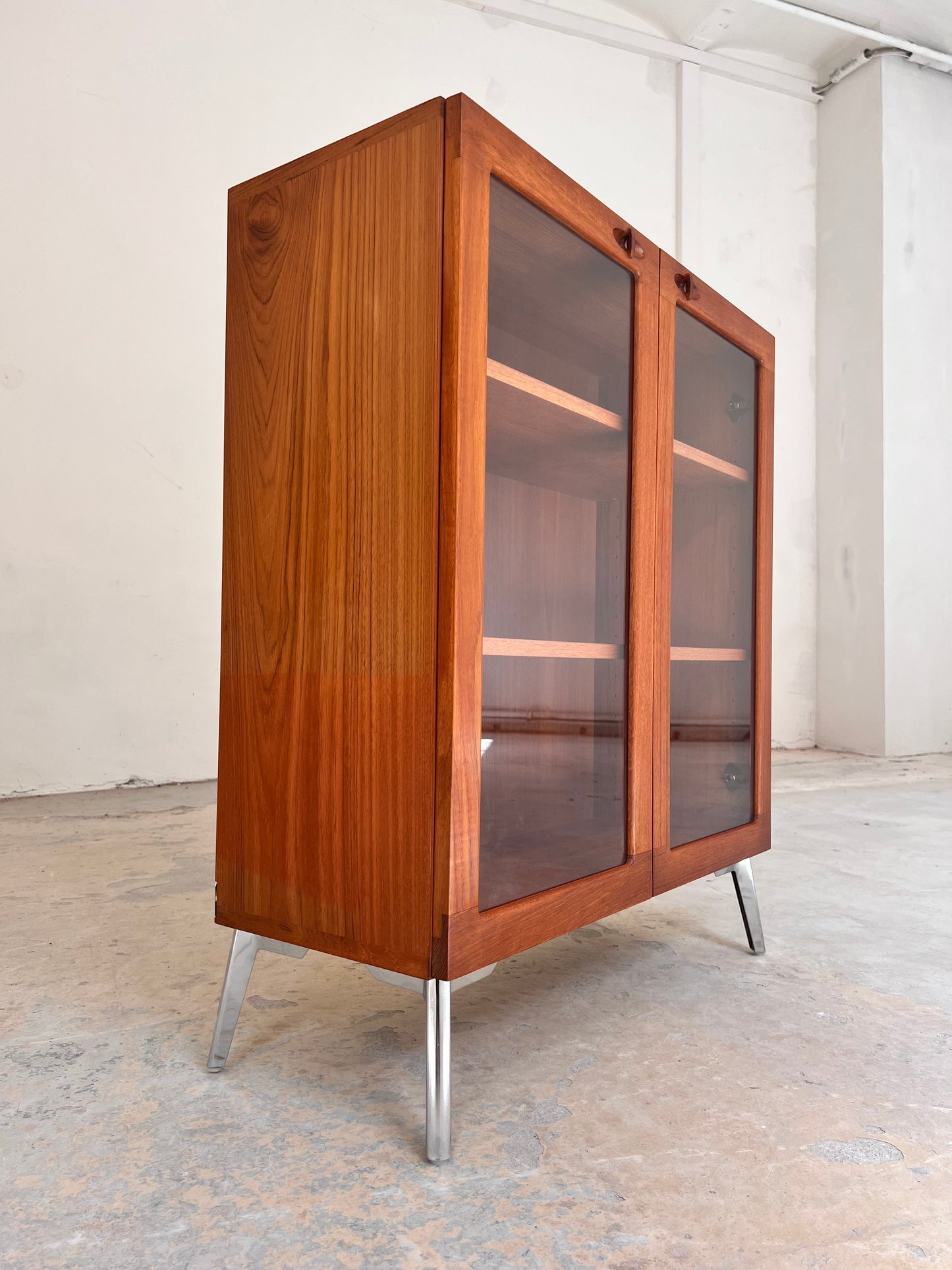 Vintage Vitrinenschrank Teak von H.W. Klein für Bramin mit neuen Chromfüßen