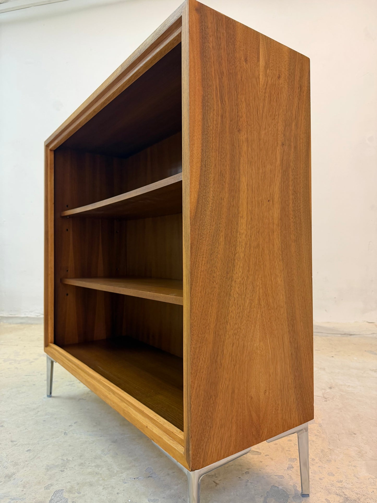 Vintage Bücherregal Nussbaum mit Chromfüßen von WK Möbel