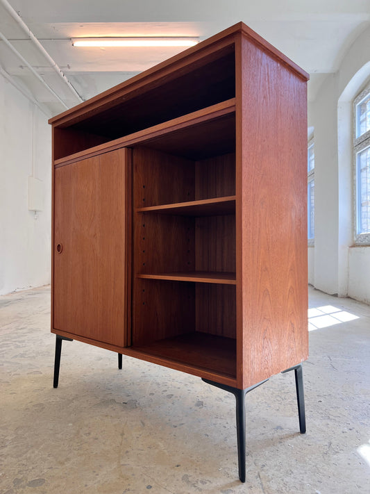 Vintage Schrank Teak mit Schiebetür aus Dänemark, schwarze Möbelfuß
