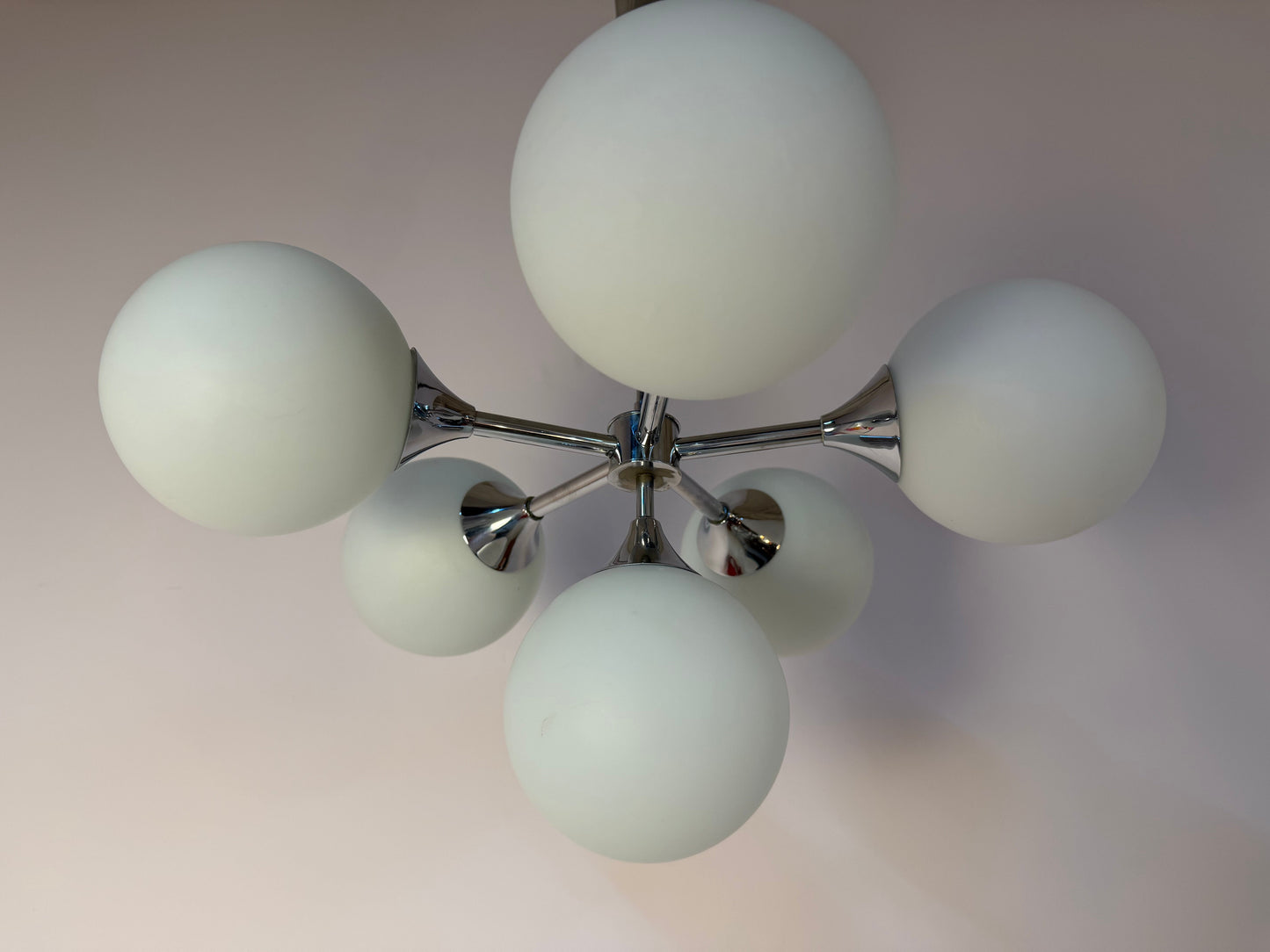 Vintage Sputnik Kronleuchter Chrom und Opalglas, 70er Jahre
