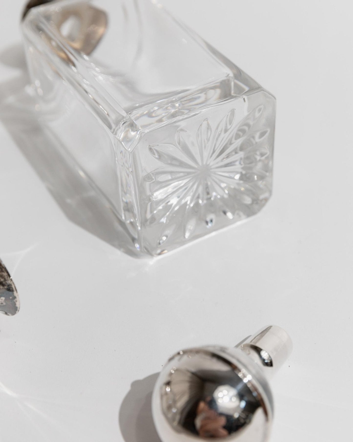 Vintage Dekanter Set von 2 mit versilberten Kugelstopfen