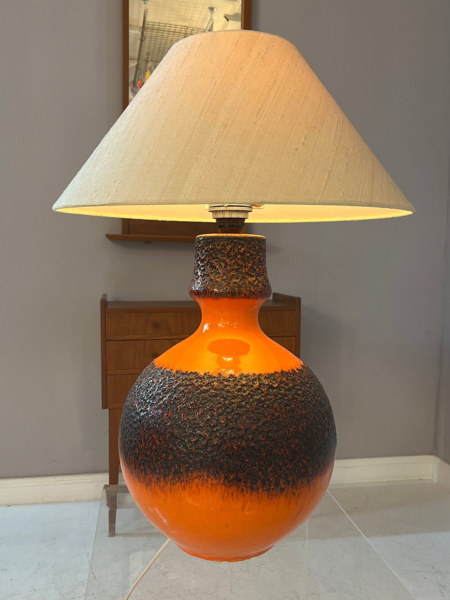 Lampe de table vintage Fat Lava avec abat-jour en soie naturelle orange marron par JASBA
