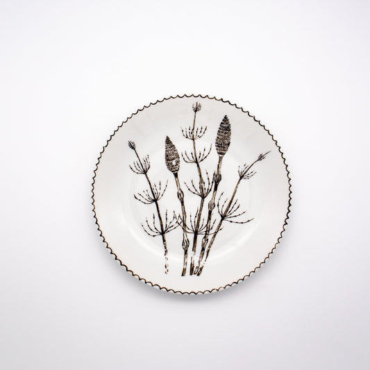 Handbemalter Lilien Porzellan Zierteller, von oben fotografiert