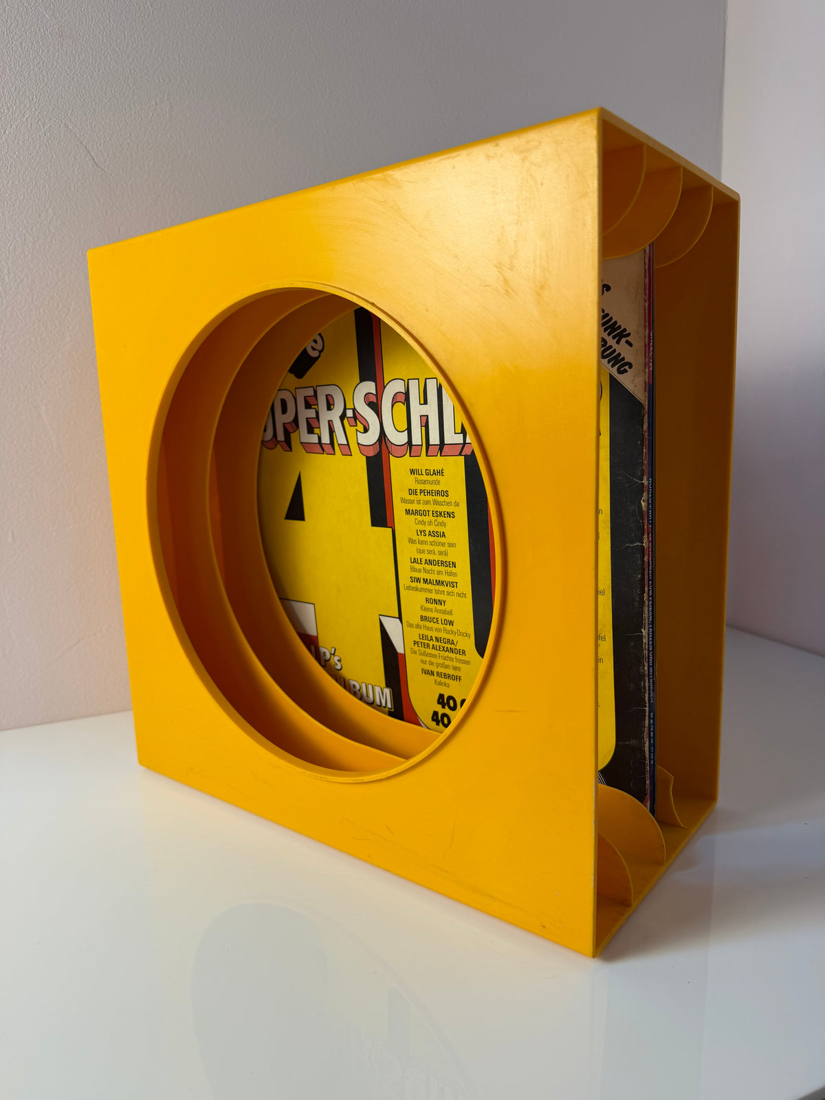 Vintage Schallplattenständer gelb von Schweizer Design