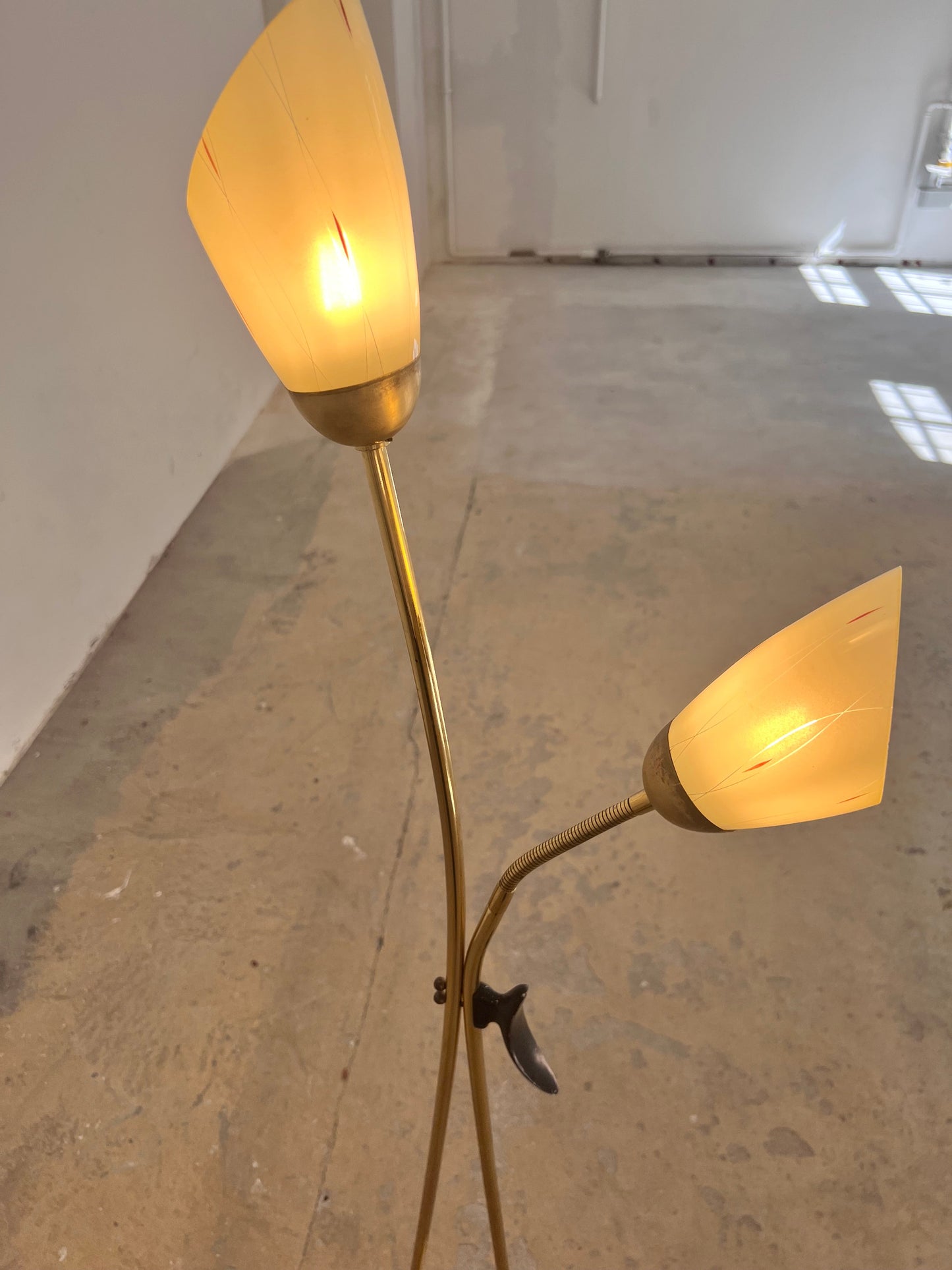 Vintage Stehlampe mit zwei Schwanenhalsarmen Messing