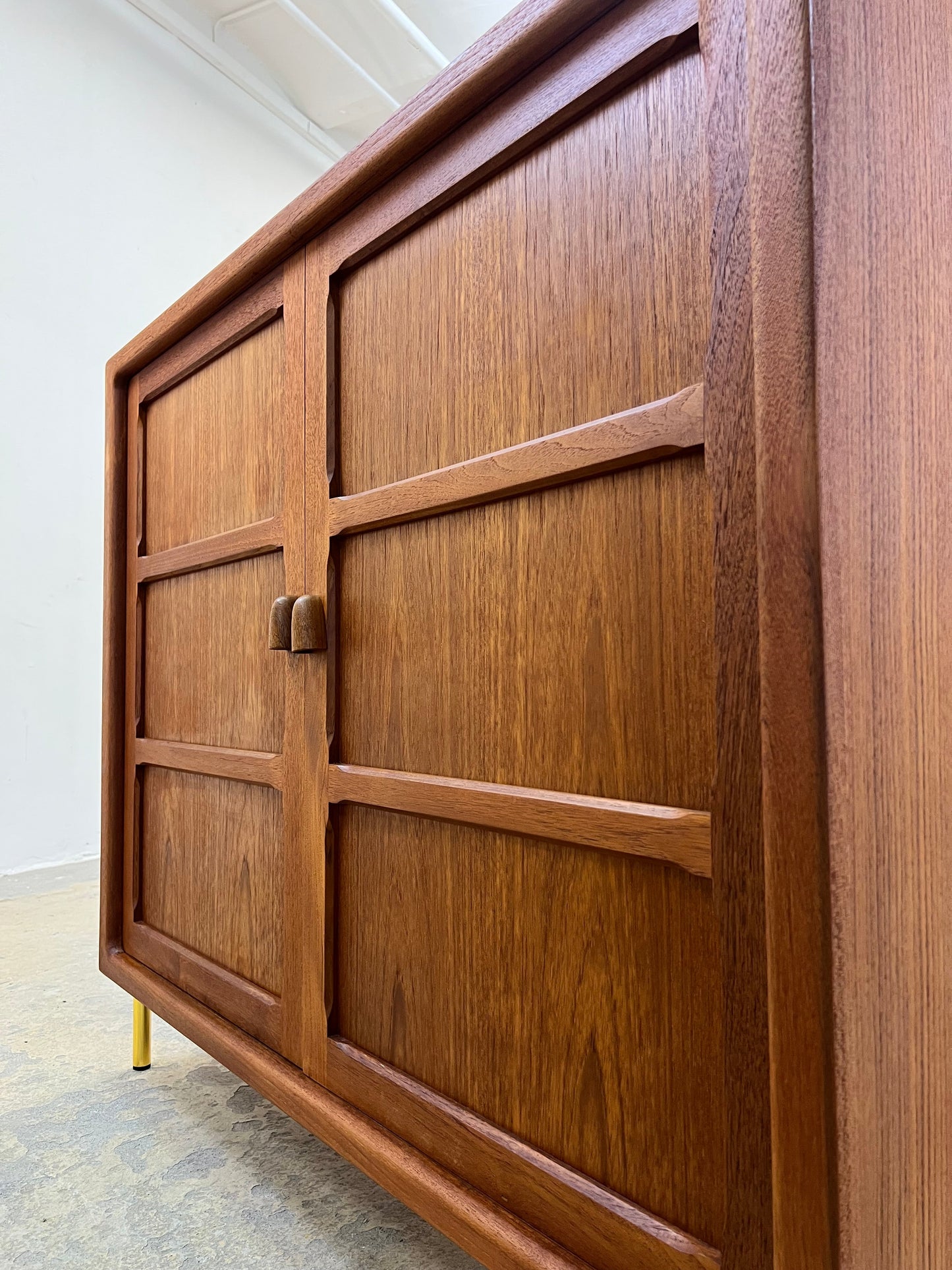 Vintage Schrank aus Teak, Dänemark, goldene Metallfüße