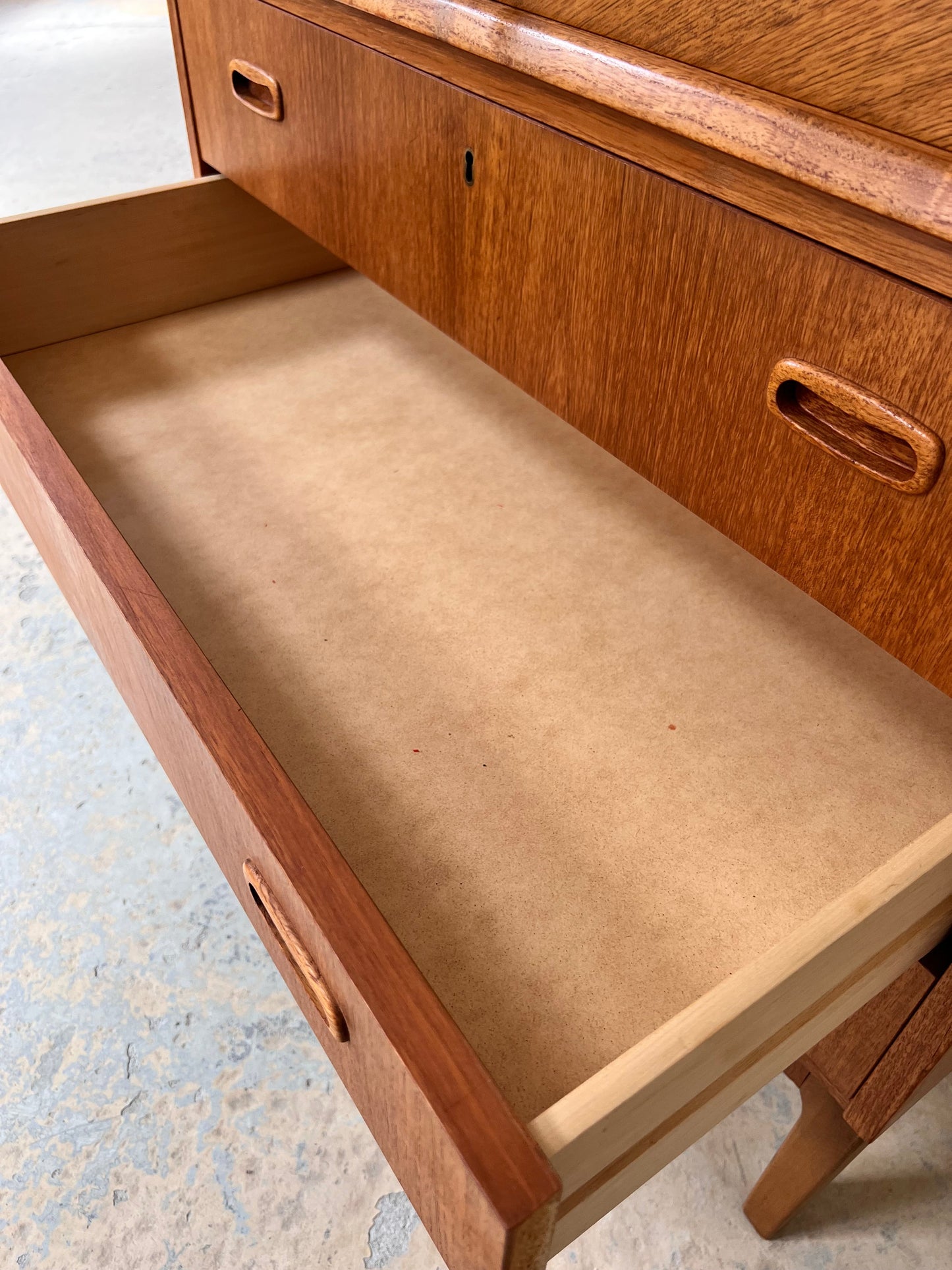 Vintage Sekretär Teak halbrund mit Schloss aus Dänemark