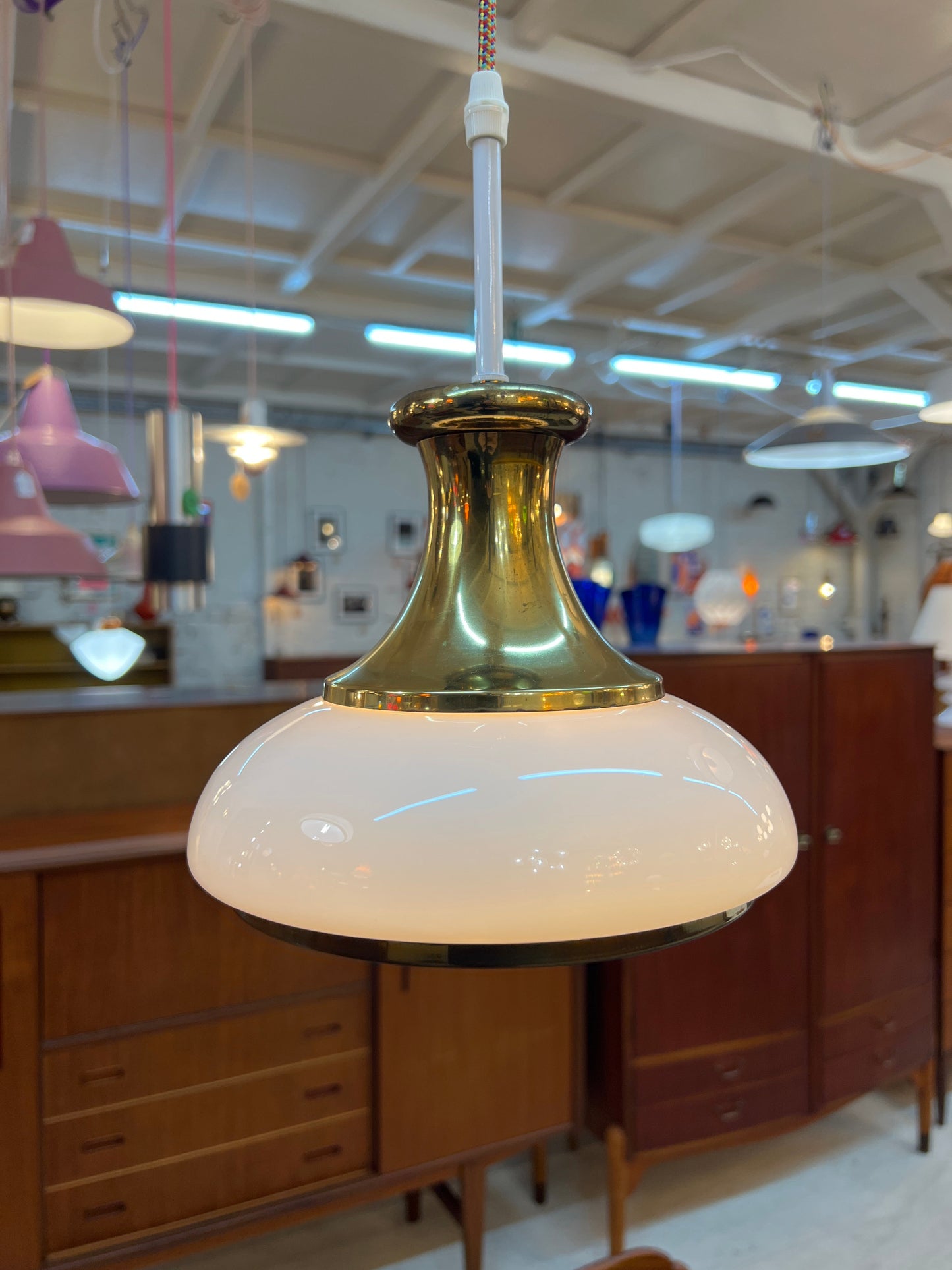 Lampe suspendue vintage en verre opale et laiton