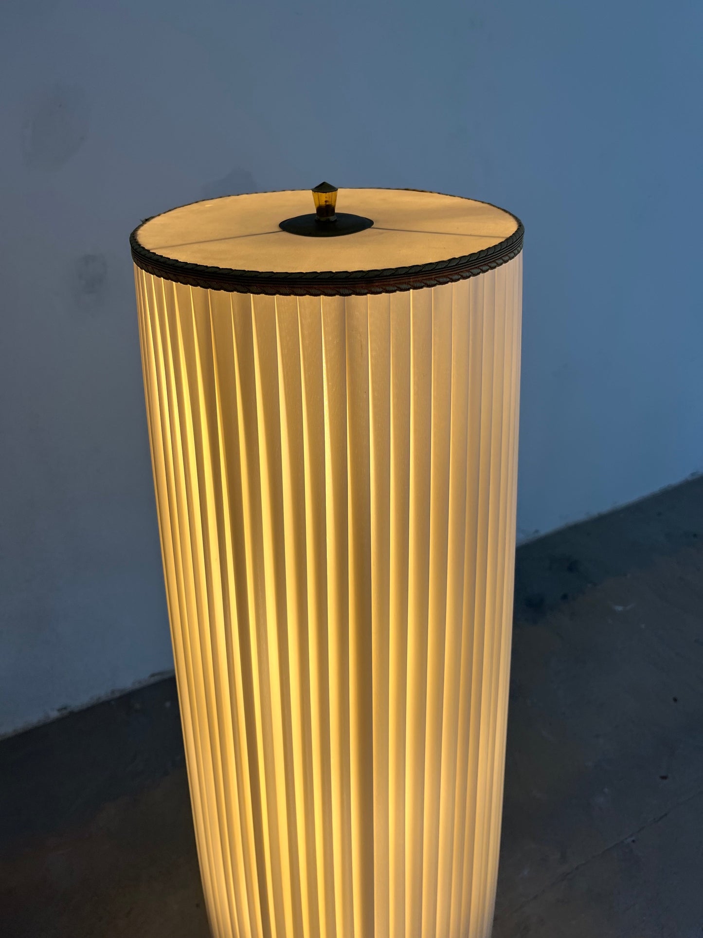 Vintage Stehlampe mit Opalglasfuß und Plisseeschirm