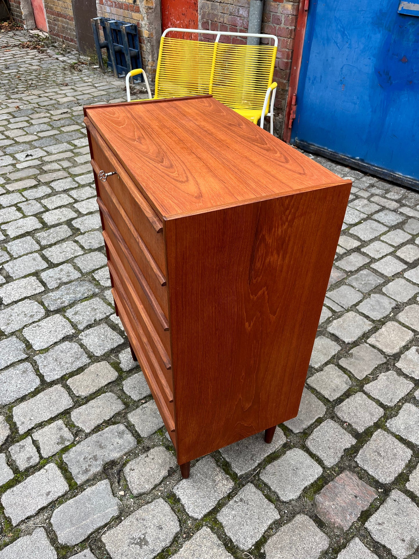 Vintage Kommode Teak mit Schloss und durchgehendem Griff von dänischem Design
