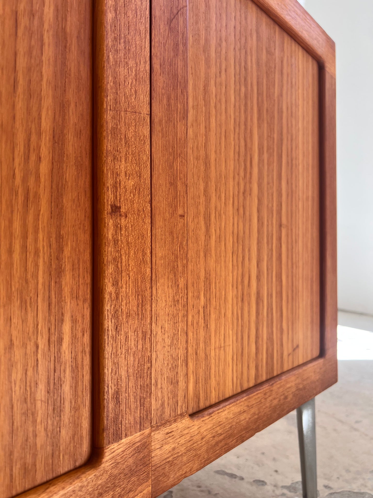 Vintage Kommode aus Teak mit Flügeltüren und neuen Chromfüßen von H. W. Klein