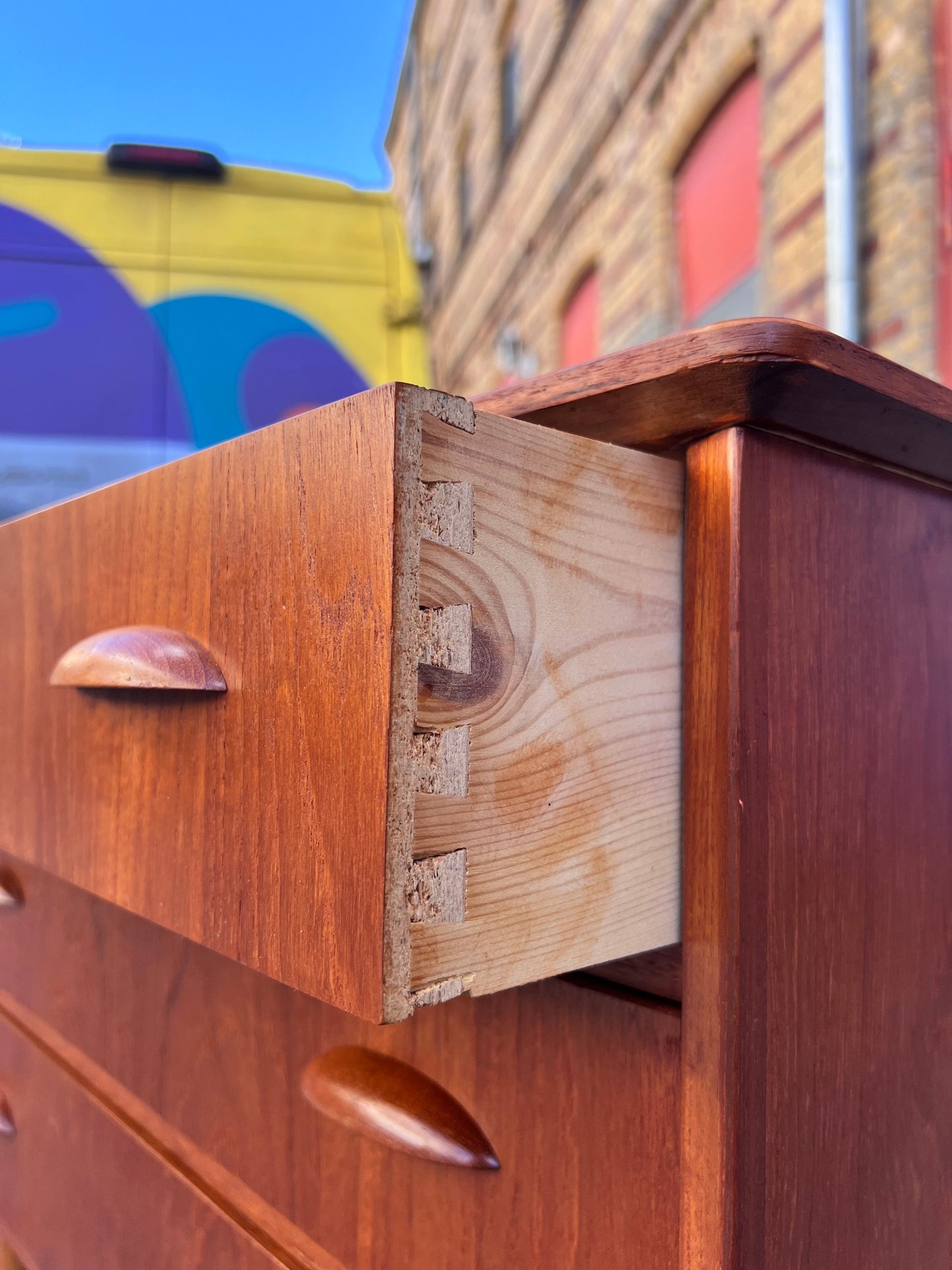 Vintage Kommode Muschelgriffe und Schloss Teak Dänemark