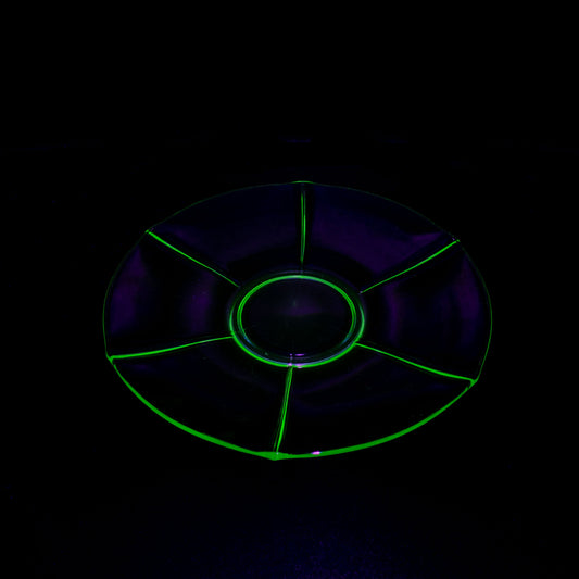 Uranglas Kuchenteller unter Schwarzlicht