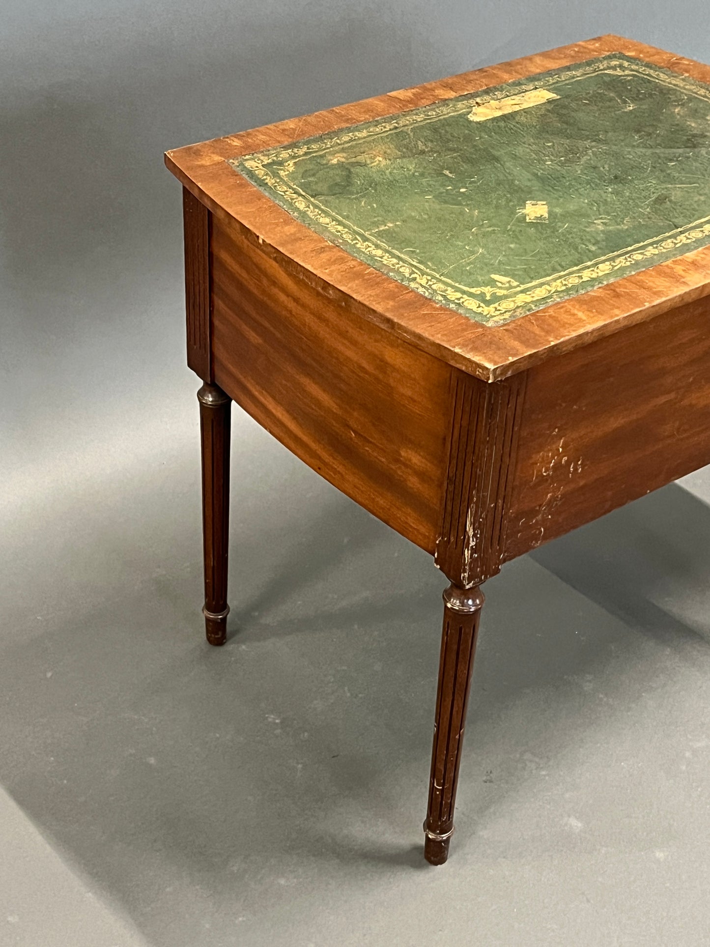 Antiker Beistelltisch braun mit Schubladen