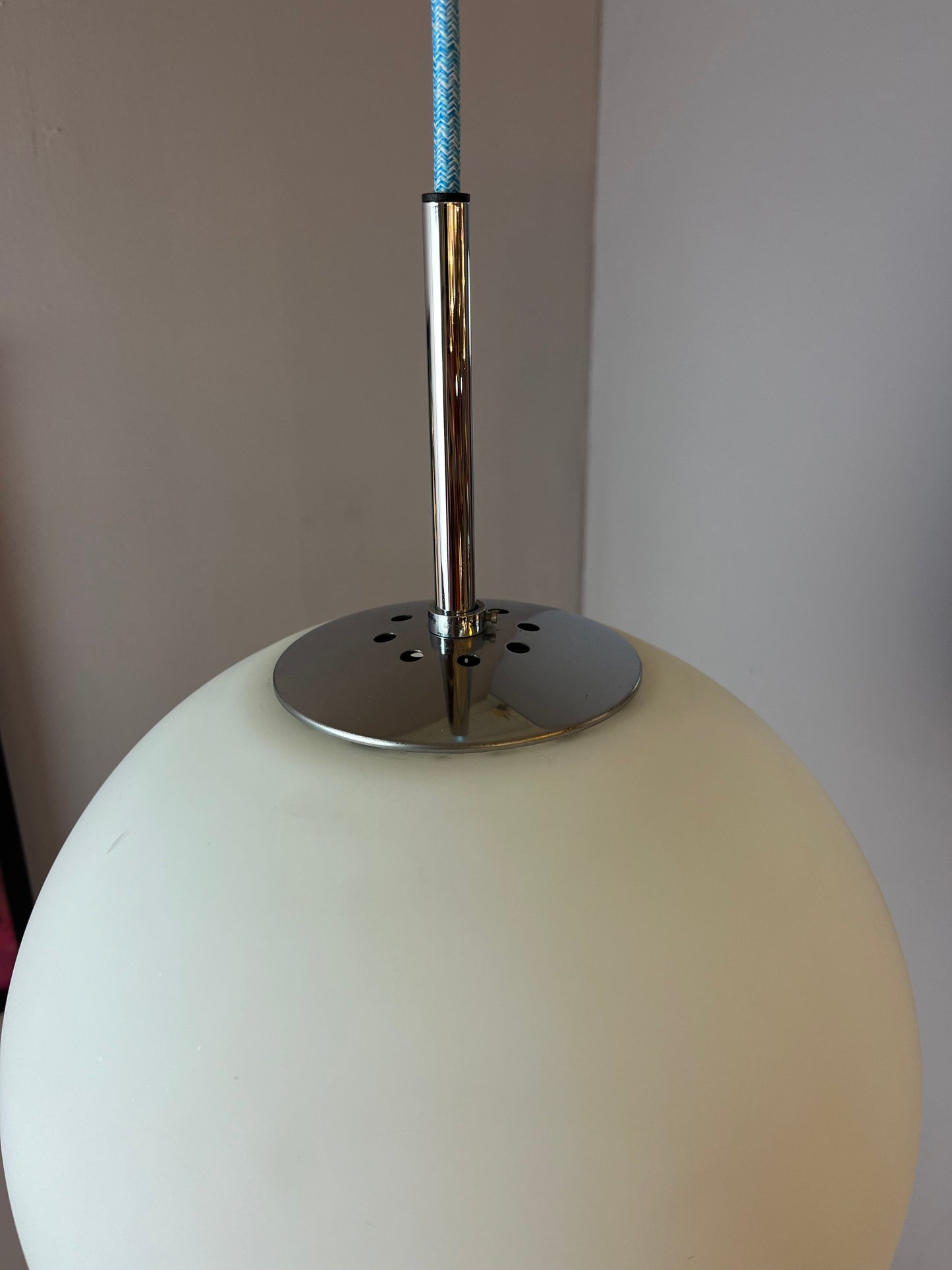 Vintage Kugellampe weiß Chrom von Glashütte Limburg