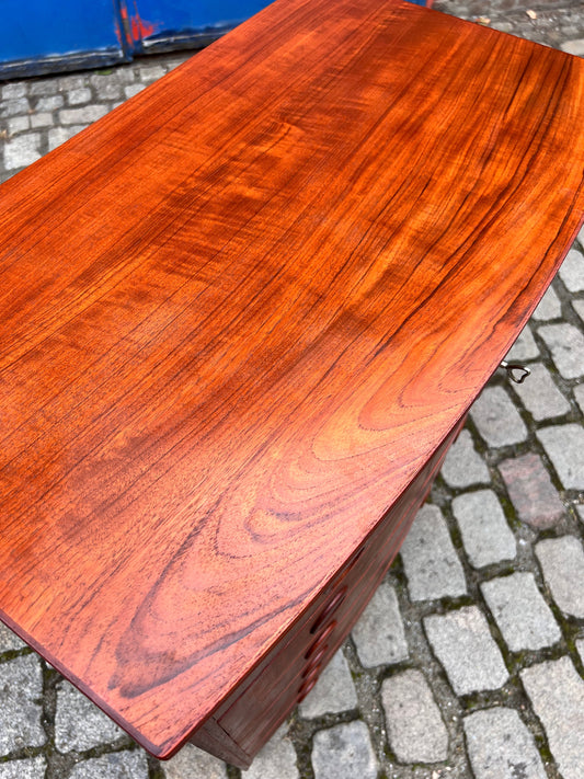 Vintage Kommode Teak gerundete Front Dänemark