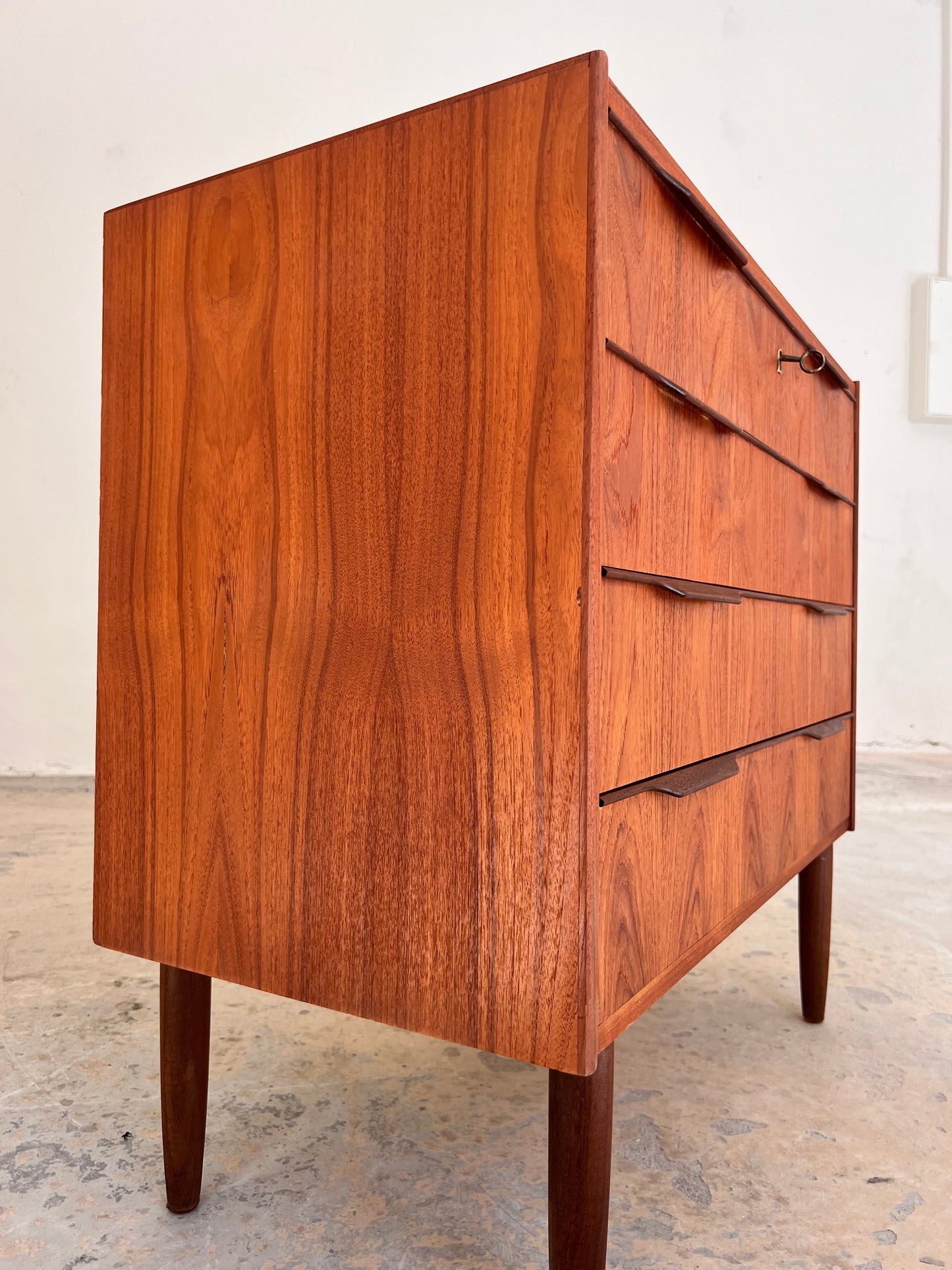 Vintage Kommode aus Teak mit Schloss aus Dänemark