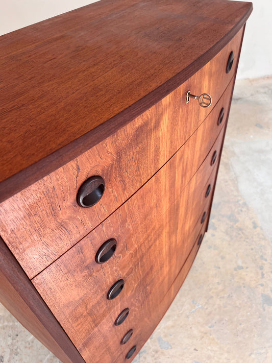 Vintage Halbrunde Kommode aus Teak mit runden Griffen und Schloss aus Dänemark
