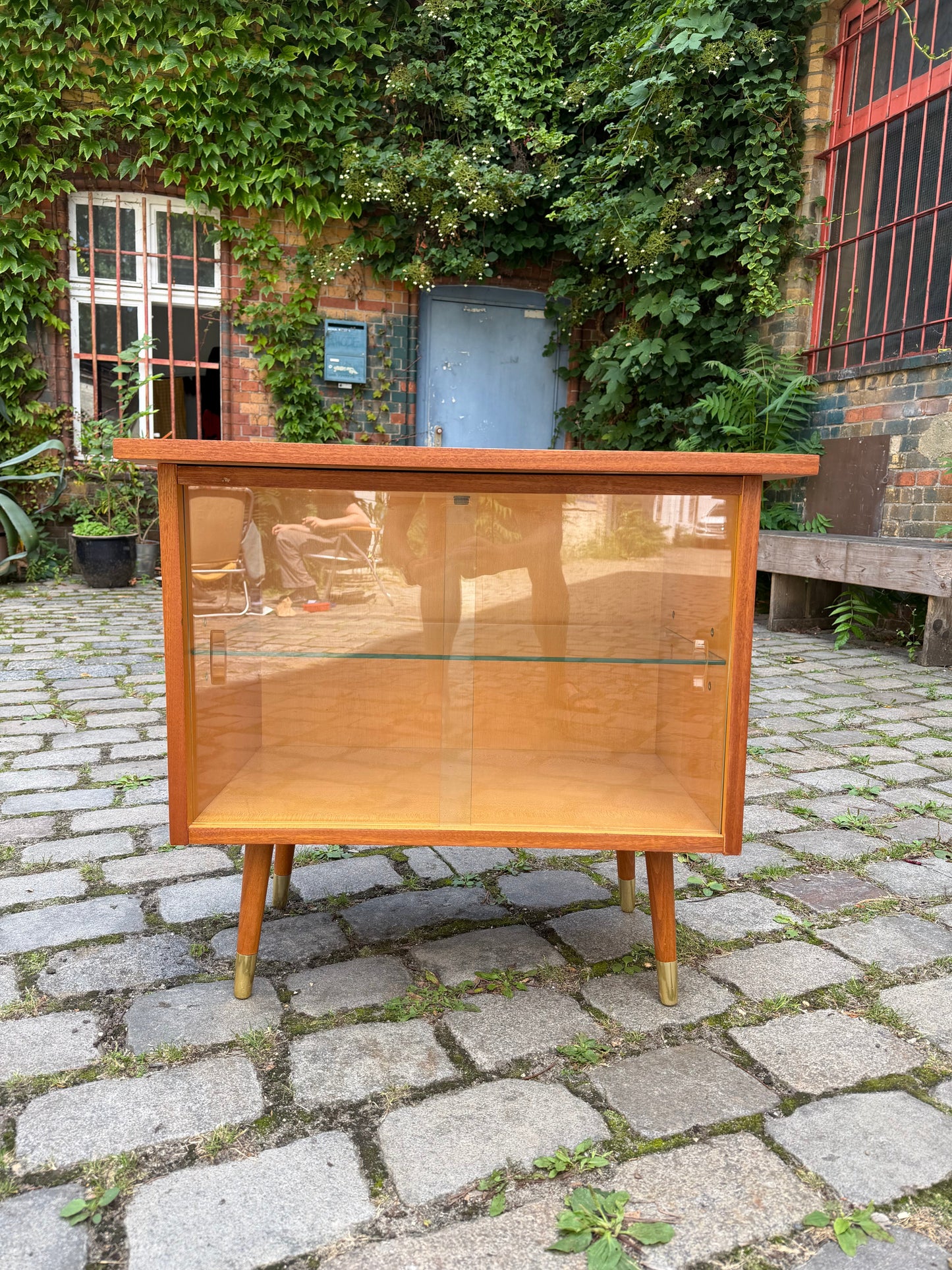 Vintage Fernsehvitrine Sapelli-Mahagoni mit Drehplatte, 60er Jahre