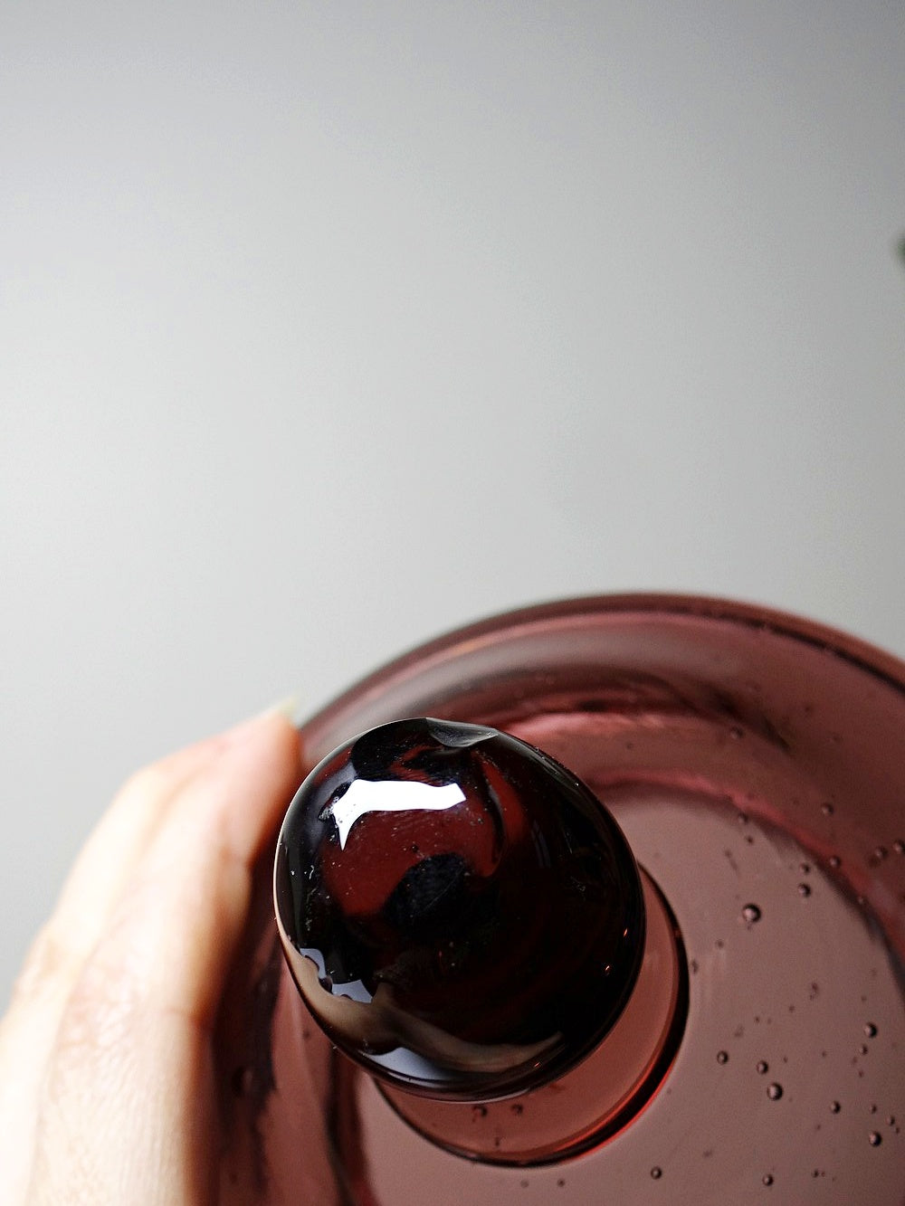Vintage Bonbonniere im Biot-Stil in Pflaumenviolett Glas mit Blasen