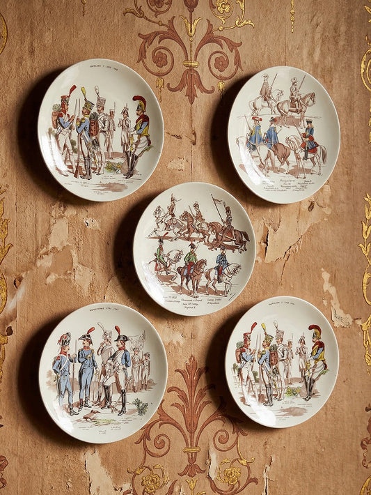 Vintage Wandteller Set von 5 von Sarreguemines polychrom Militärdekor