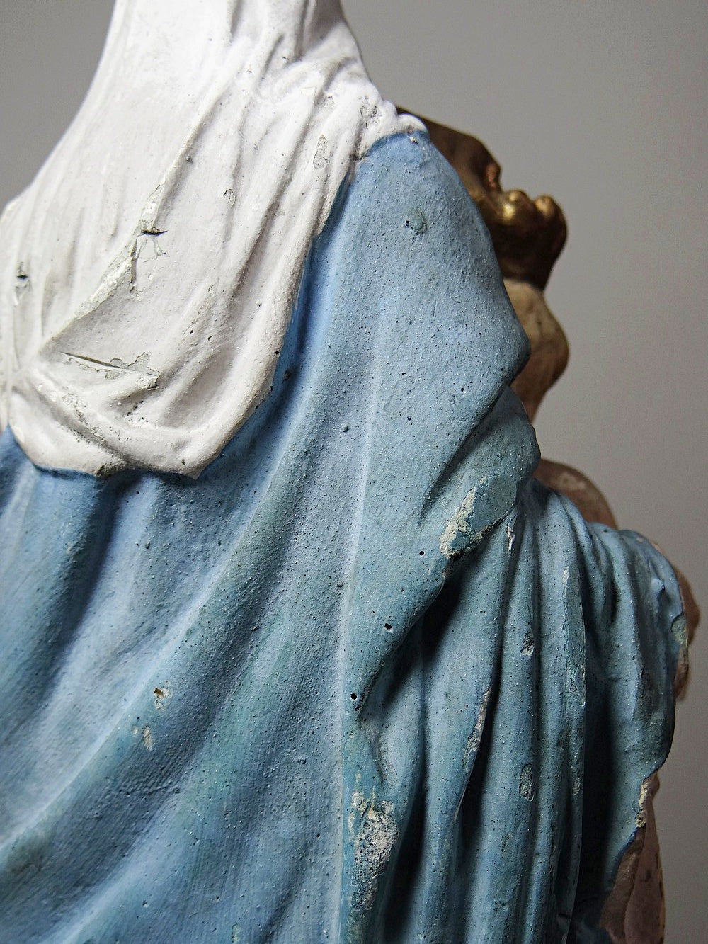 Vintage Religiöse Statue "Notre-Dame des Victoires" aus polychromem Gips