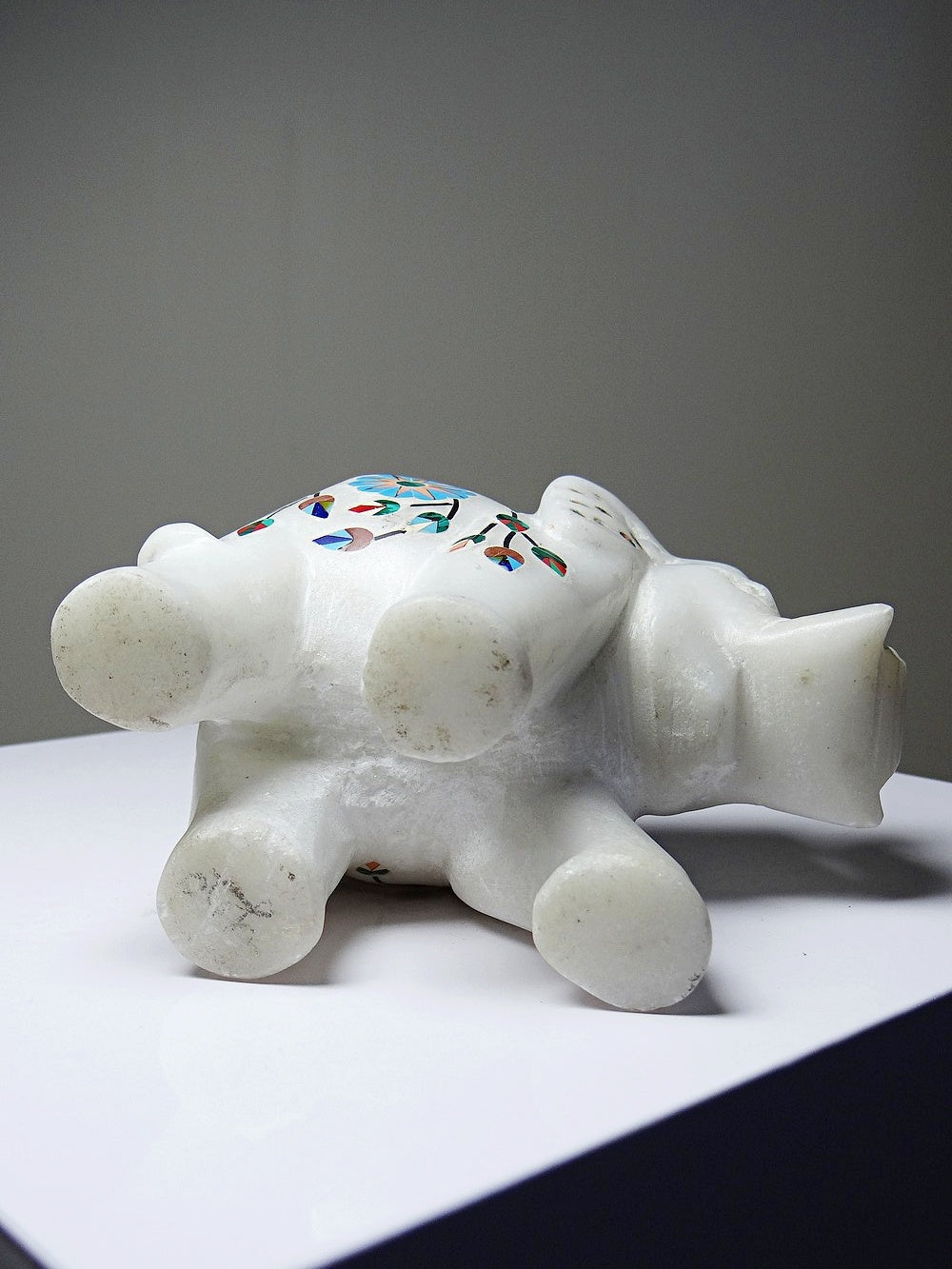 Vintage Deko Elefant aus Alabaster mit Steineinlagen, indisches Kunsthandwerk, Weiß