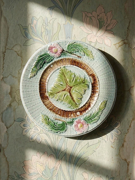 Vintage Dessertteller Majolika polychrom mit Pflanzendekor, frühes 20. Jh.