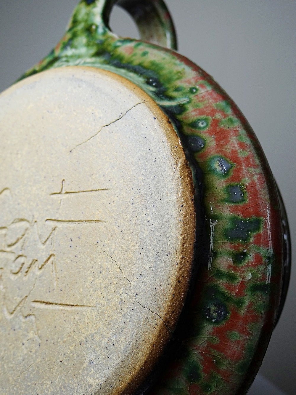 Vintage Sauciere Fontgombault rot grün von Fontgombault für Fontgombault glasierte Keramik