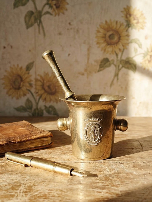 Vintage Apotheker Mörser mit Stößel vergoldete Bronze heraldischer Löwe