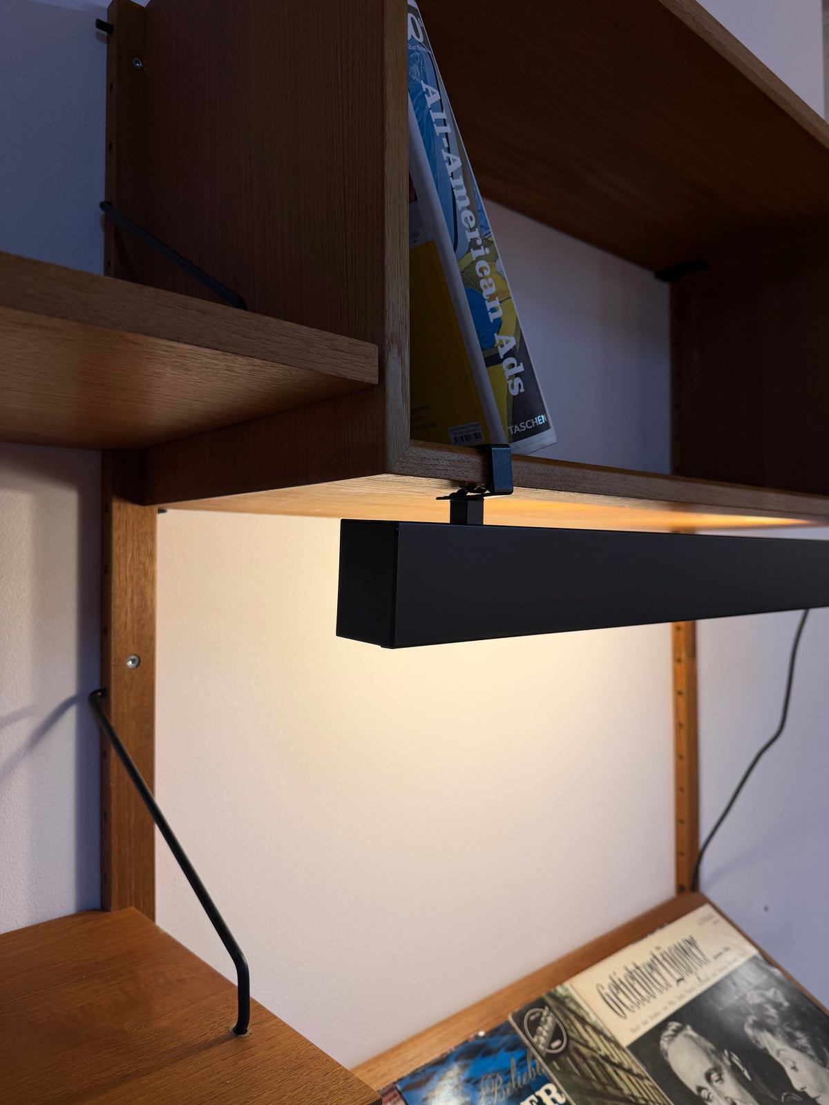 Vintage Wandregal "Royal System" mit Lampe von Poul Cadovius für Cado