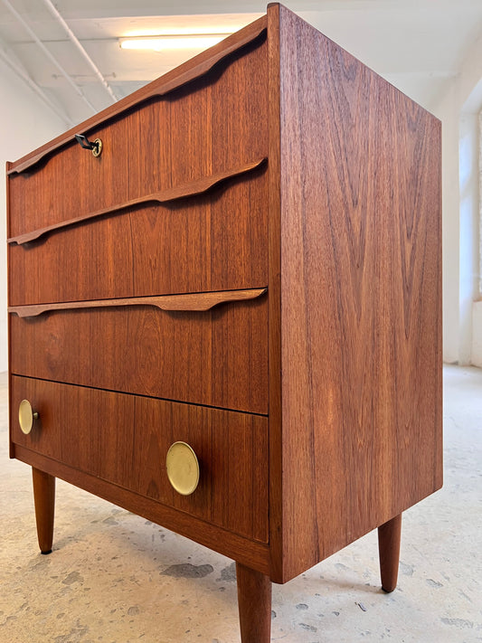 Vintage Kommode aus Dänemark, Teak, Holz und Messinggriffe, Schloss