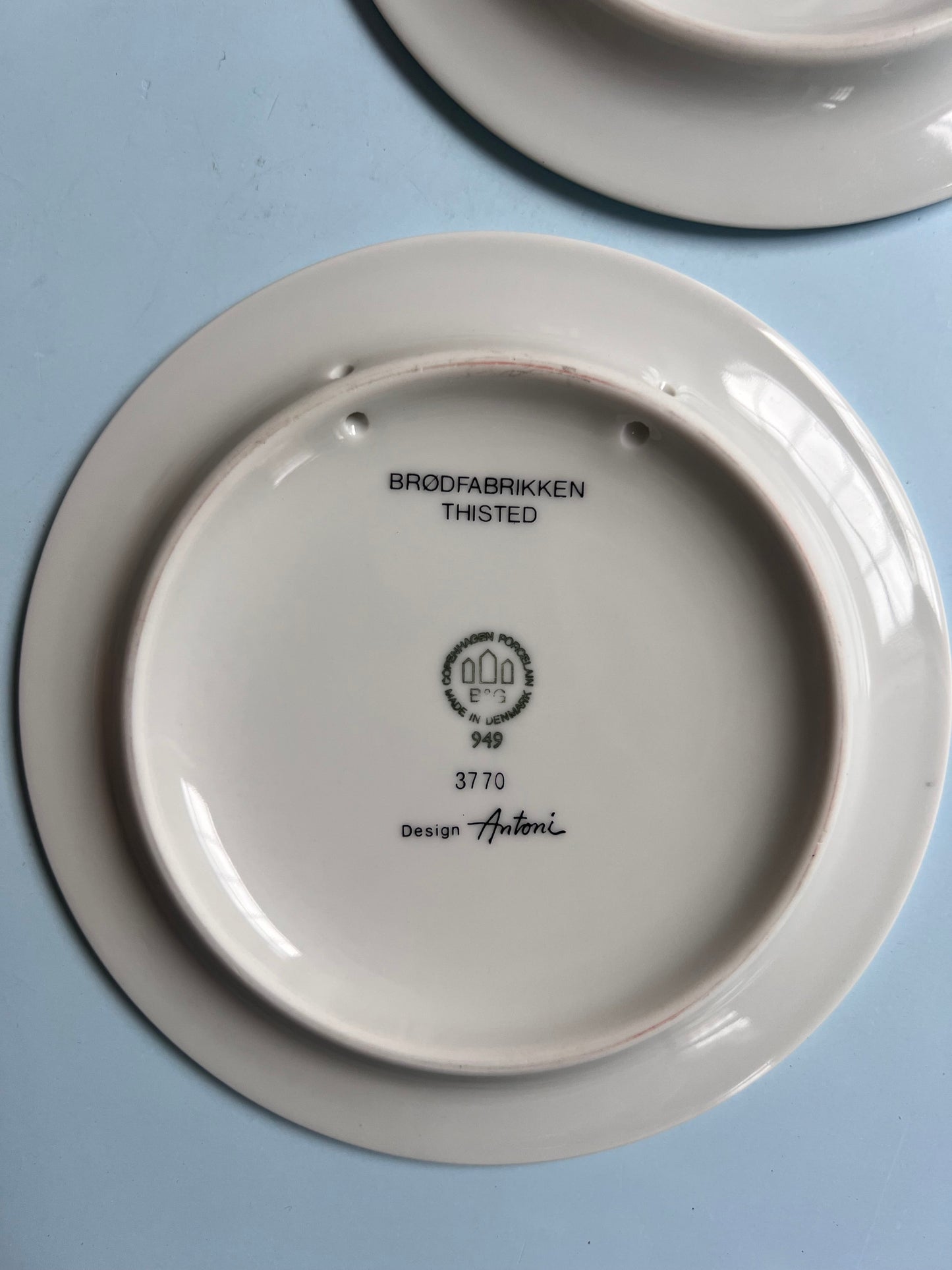 Lot de 2 assiettes de collection vintage bleues par Ib Antoni pour Bing & Grøndahl