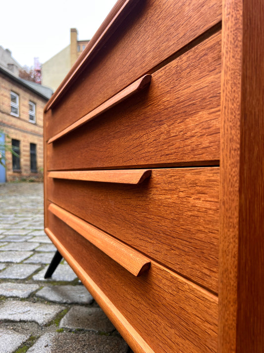 Kommode Eiche mit schwarzen Beinen