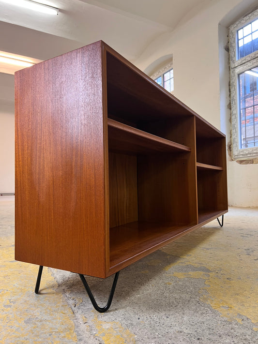 Vintage Regal Teak auf Hairpinlegs von rt Möbel