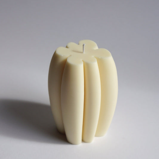 Handgefertigte minimalistische Design-Kerze organische Form