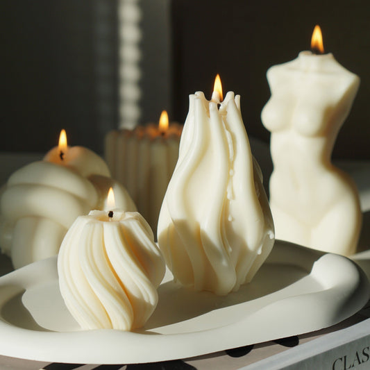 Neu Handgefertigte Gewellte Streifensäulenkerze von Inuti