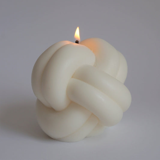 Handgefertigte Knotenkerze von Inuti, Rapswachs, vegan, ohne Duft, 10x10cm