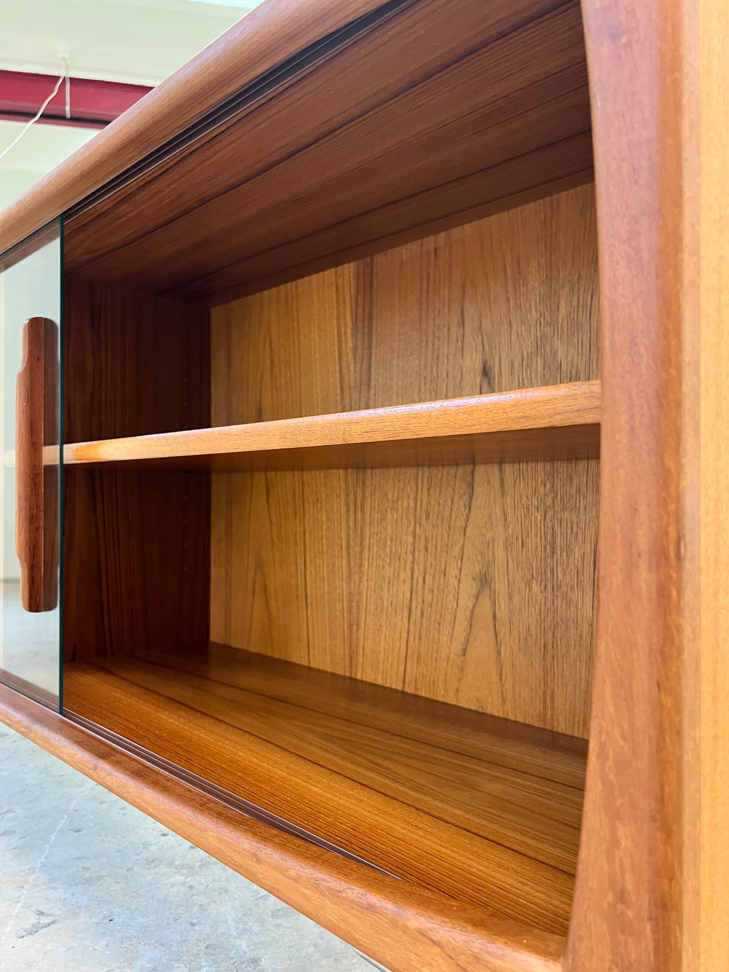 Vintage Sideboard Vitrine Teak mit Chromfüßen von Dyrlund
