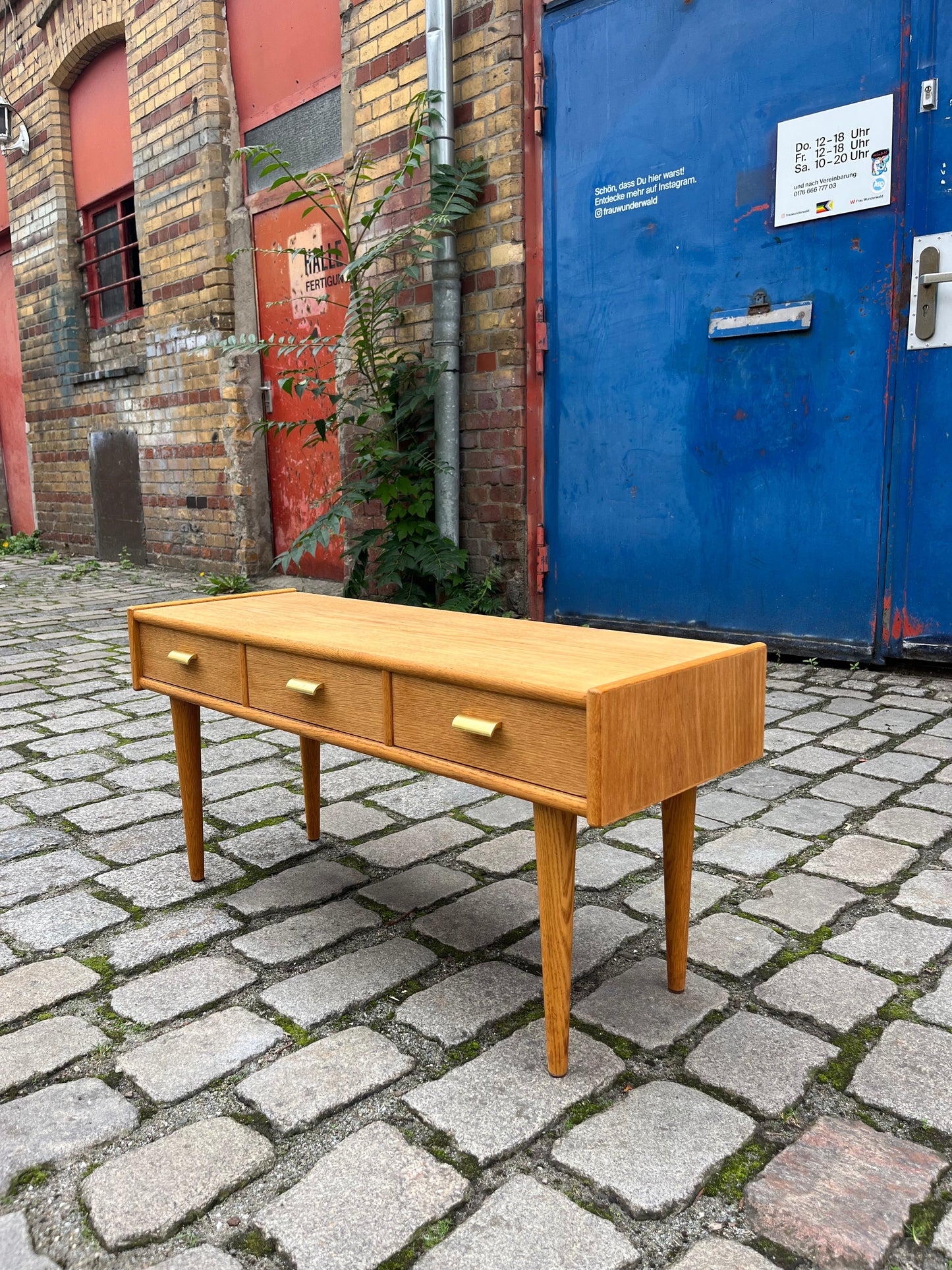 Lowboard Eiche mit Messinggriffen