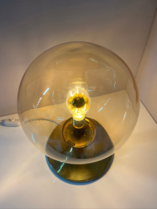 Vintage Tischlampe mit Glaskugel und Messingfuß