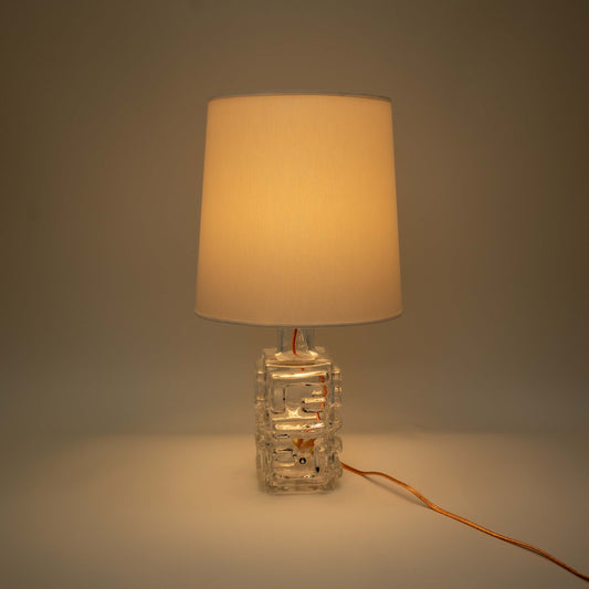 Tischlampe von Pukeberg Sweden mit angeschlatetem Licht