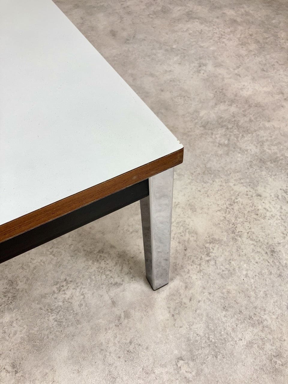 Table basse vintage chromée et blanche années 70