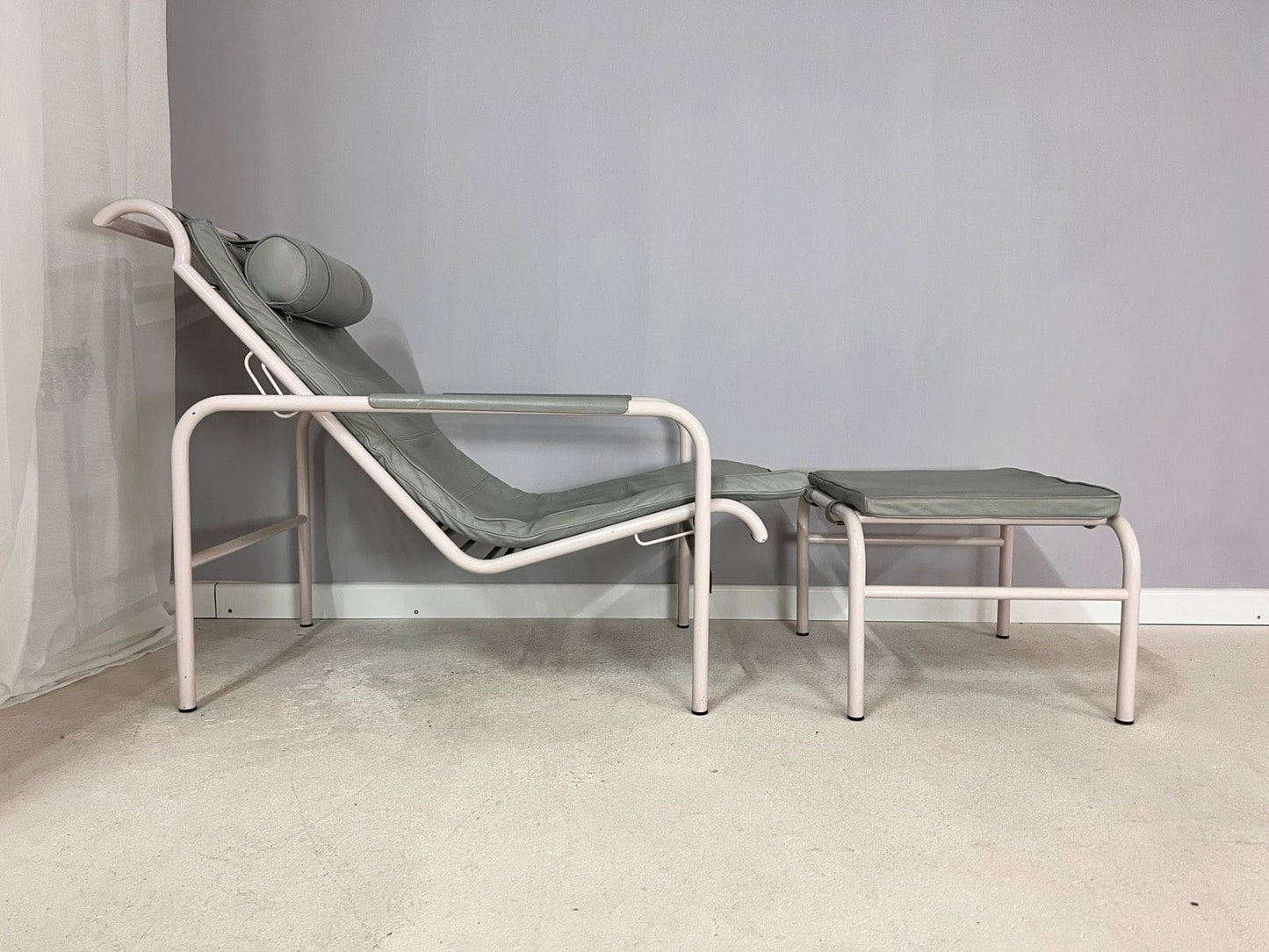 Vintage lounger model Genni by Gabriele Mucchi for Zanotta grey genuine leather