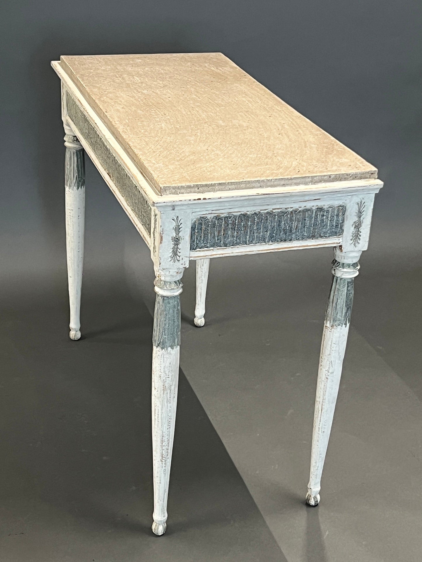 Vintage Konsole mit Ornamenten